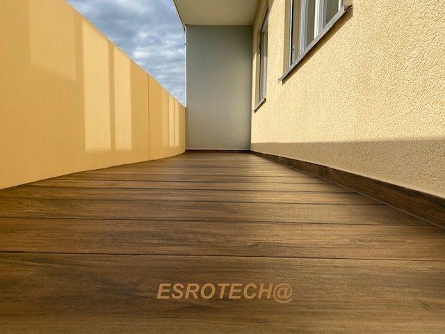 Balkon mit Belag in Holzoptik