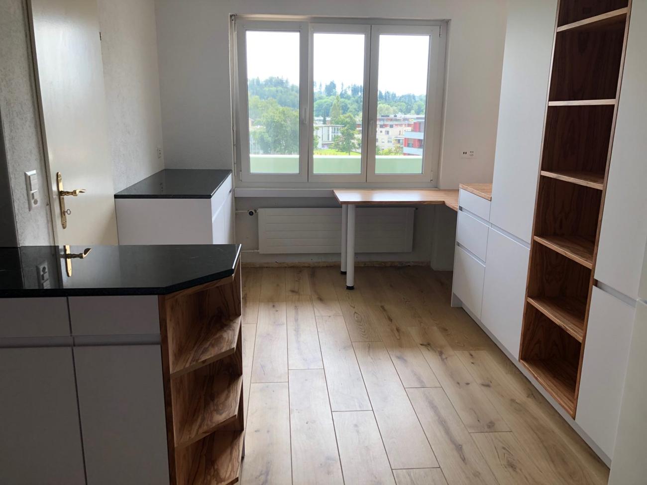 Küche und Büro mit Boden in Holzoptik