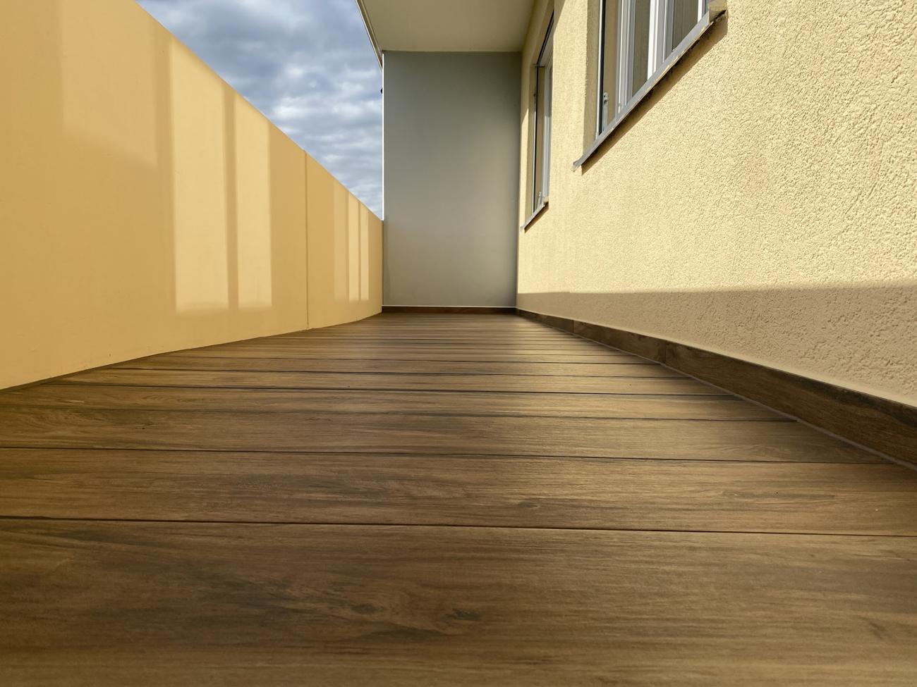 Balkon mit Belag in Holzoptik
