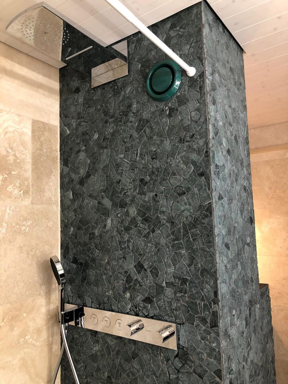 Duschsäule aus Naturstein-Mosaik