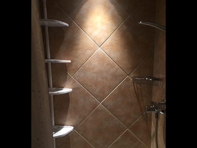Dusche mit diagonal verlegten Platten