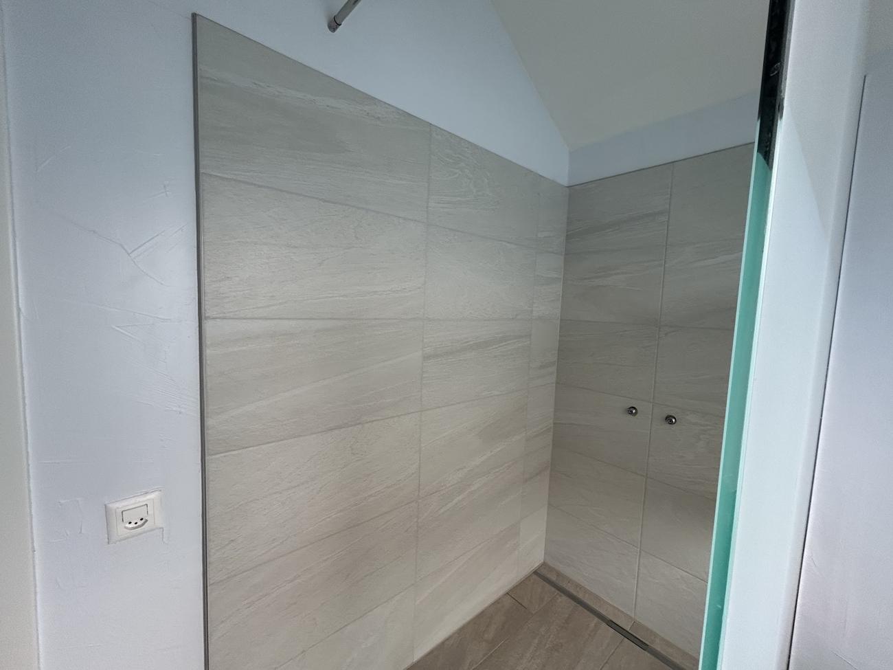 Dusche mit grossen Wandplatten